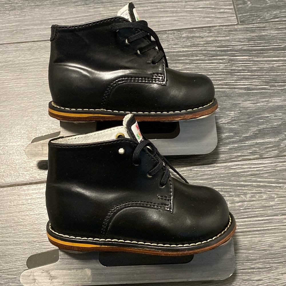 Black toddler size 5 ice skates with a double blade